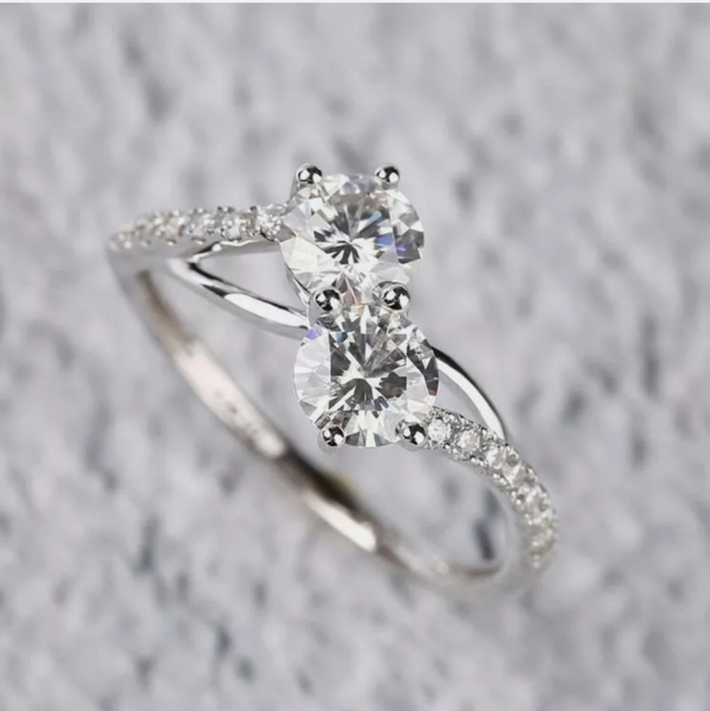 New Elegant White Sapphire Ring - Picture 2 of 6